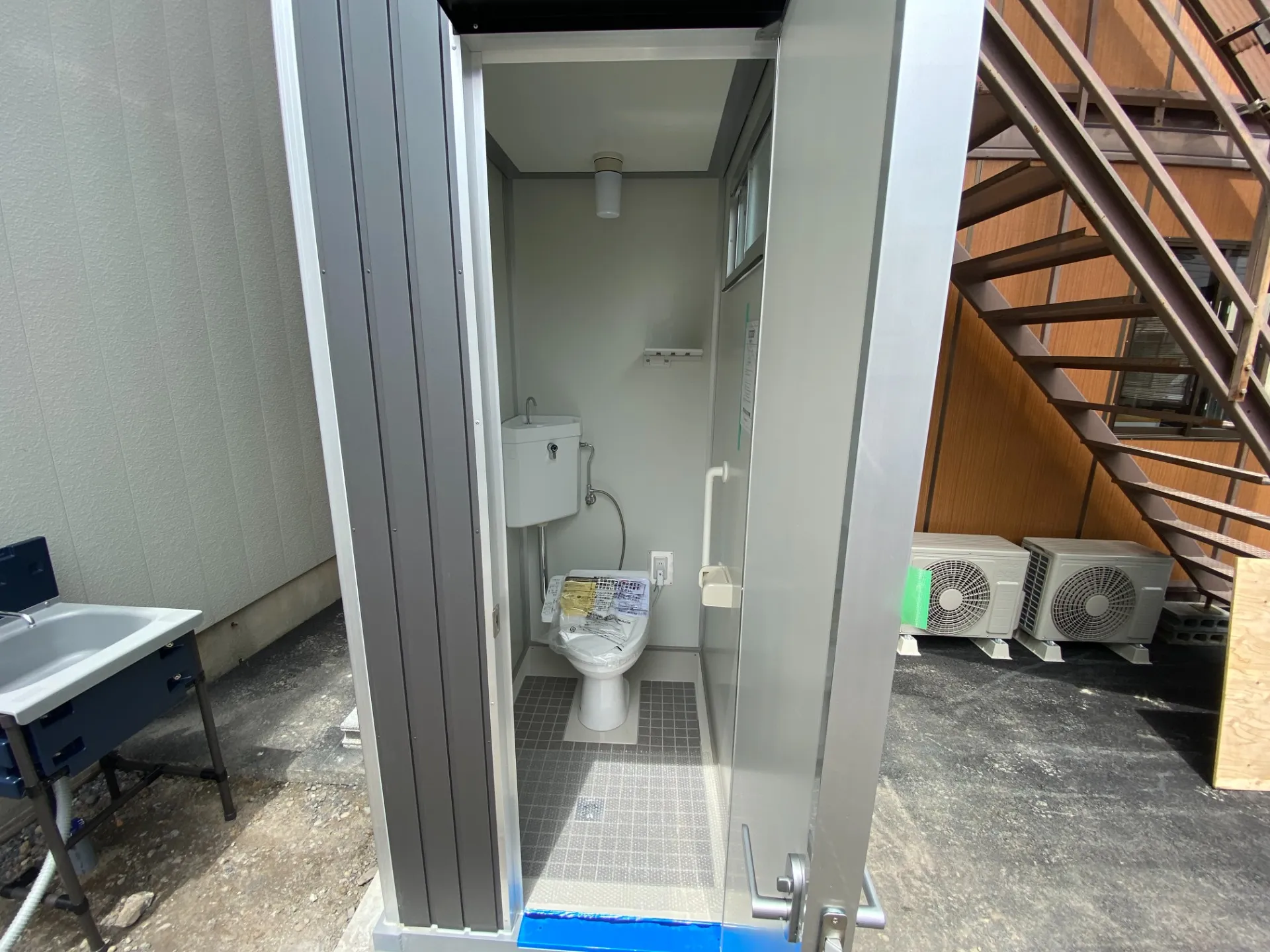 【静岡市】職人さんたちの日頃の鍛錬が光る200kgのトイレユニット人力設置作業のレポート